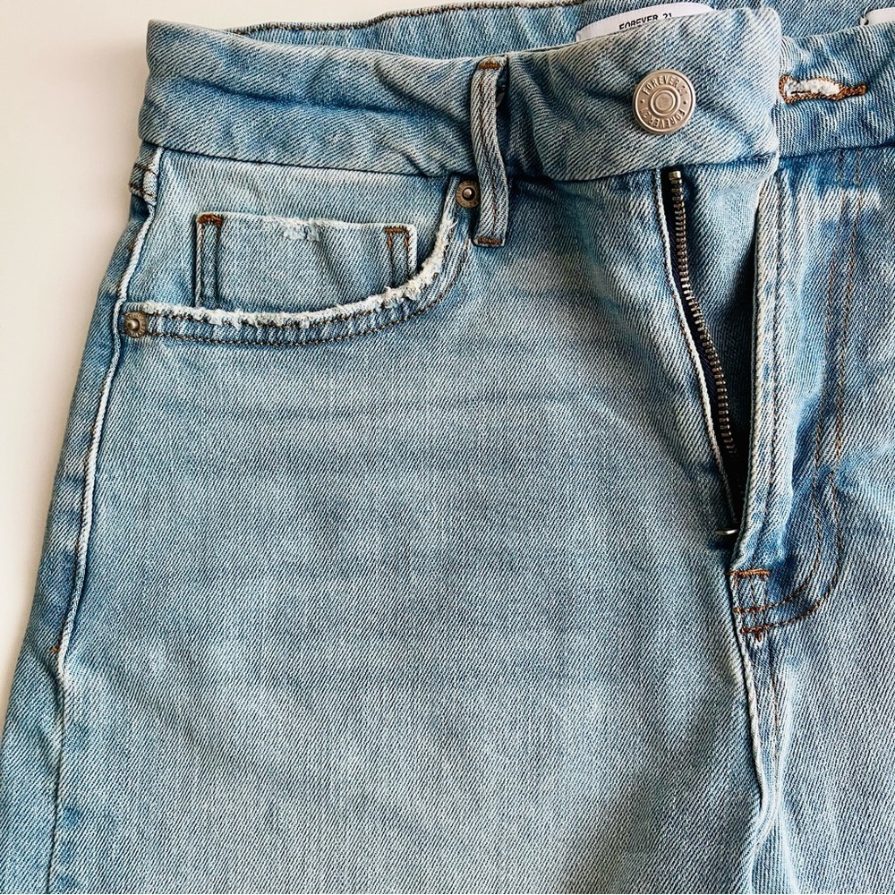 Forever 21 Women’s size 28 Bermuda Light Blue Jean Shorts - Picture 2 of 4